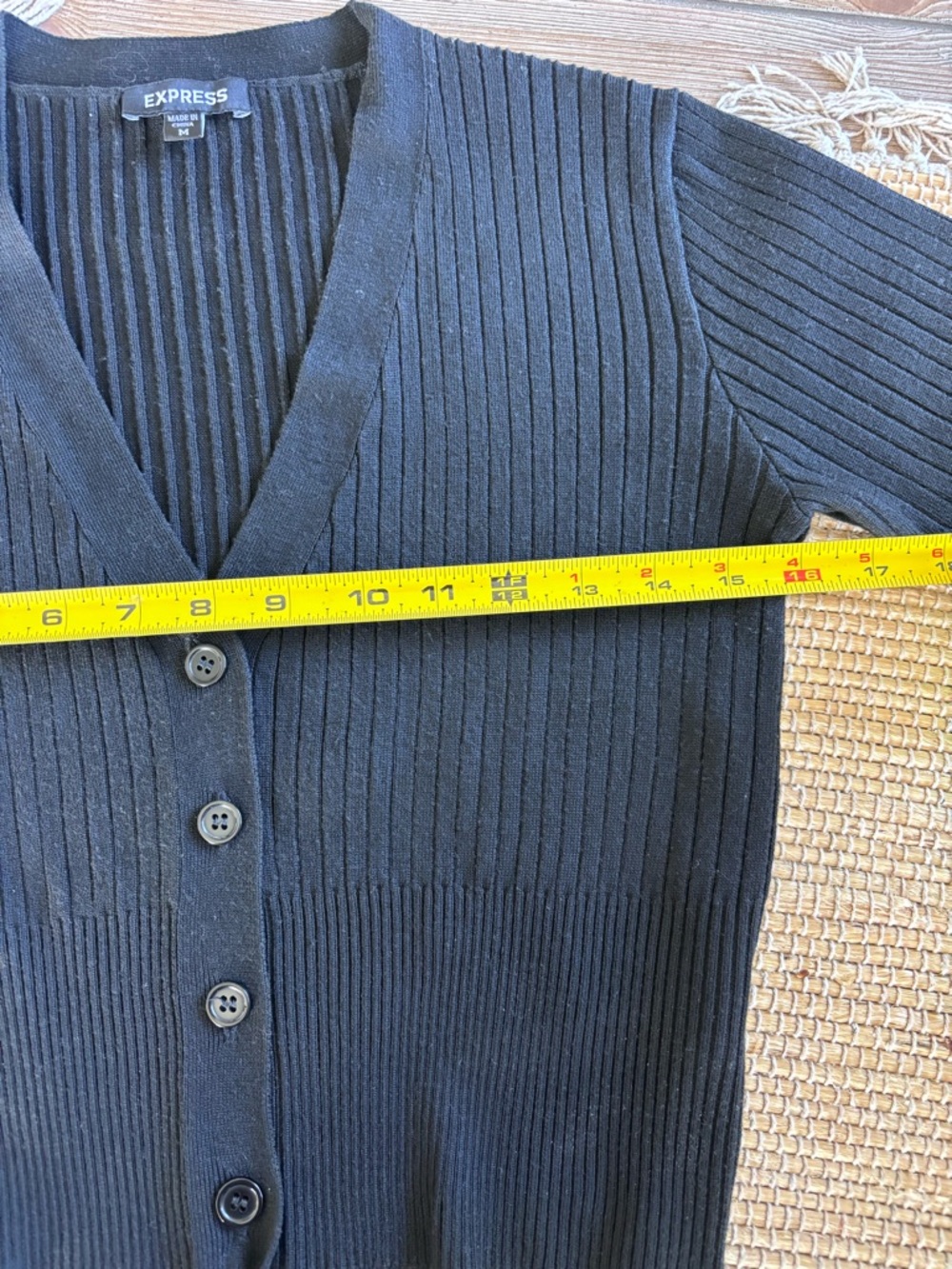 Express Black Ribbed V-Neck cropped Button Cardigan - Picture 5 of 8